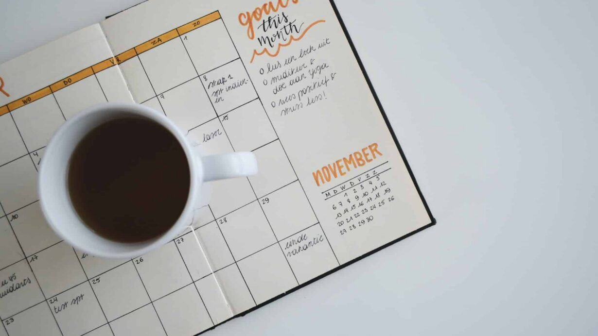 Calendrier de novembre avec une tasse de café