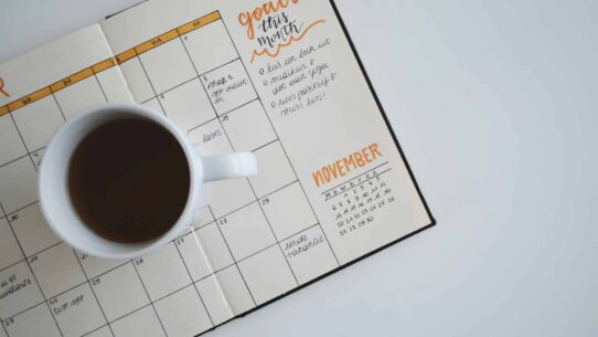 Calendrier de novembre avec une tasse de café