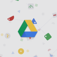 Logo de Google Drive entouré d'icônes de fichiers