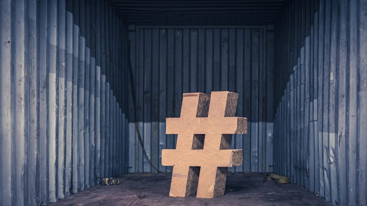 Symbole dièse en carton dans un conteneur vide