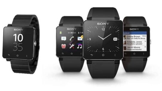 Quatre modèles de montres connectées Sony affichant divers écrans