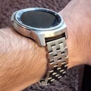 Montre connectée avec bracelet en métal sur un poignet