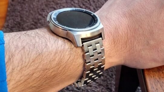 Montre connectée avec bracelet en métal sur un poignet