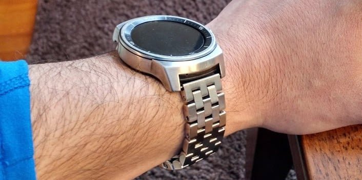 Montre connectée avec bracelet en métal sur un poignet