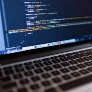 Écran d’ordinateur portable montrant du code source