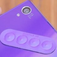 Smartphone violet avec accessoire à boutons à l'arrière