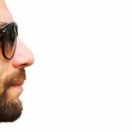 Homme portant des écouteurs sans fil et des lunettes de soleil