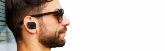 Homme portant des écouteurs sans fil et des lunettes de soleil