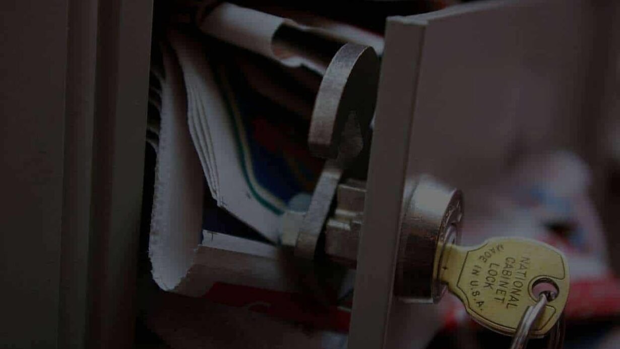 Boîte aux lettres ouverte avec clé et journaux visibles