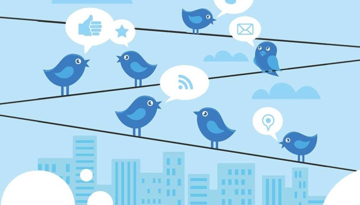 Illustration d'oiseaux bleus sur des fils avec des bulles de médias sociaux