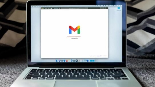 Ordinateur portable montrant l'écran de chargement de Gmail