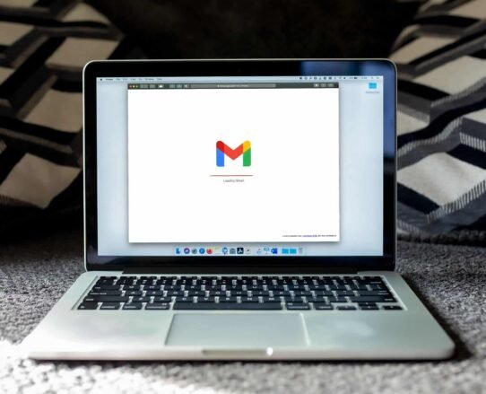 Ordinateur portable montrant l'écran de chargement de Gmail