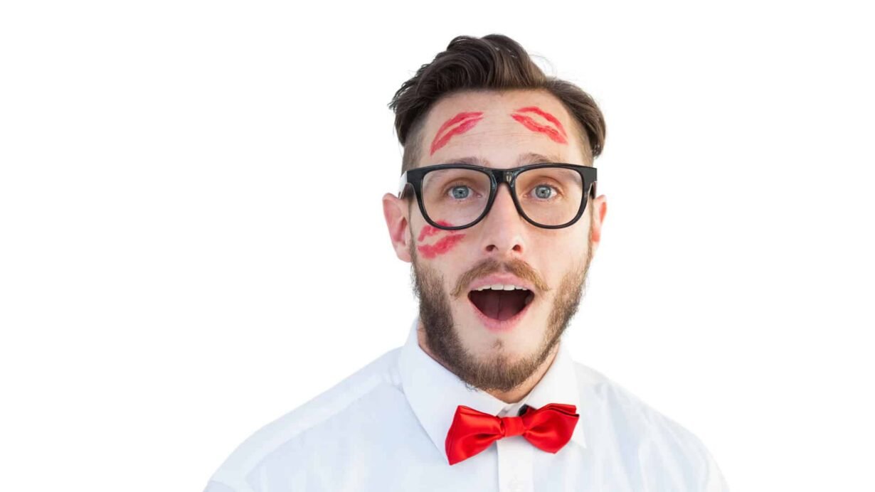 Homme barbu avec lunettes et marques de rouge à lèvres