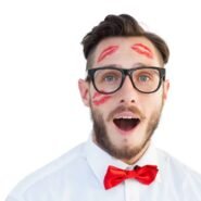 Homme barbu avec lunettes et marques de rouge à lèvres