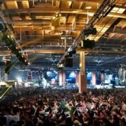 Grande foule devant un écran géant lors d'un événement e-sport