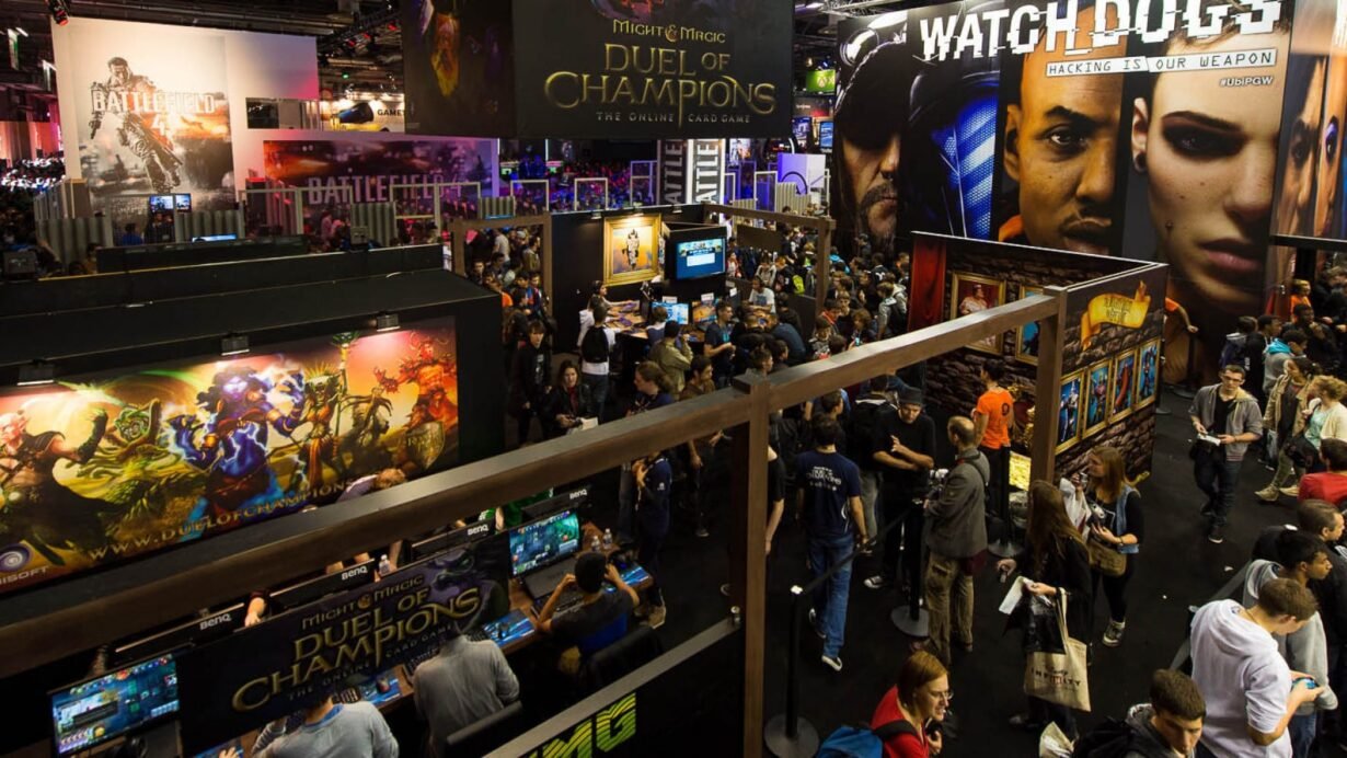 Vue d'ensemble d'un salon de jeux vidéo avec des stands animés