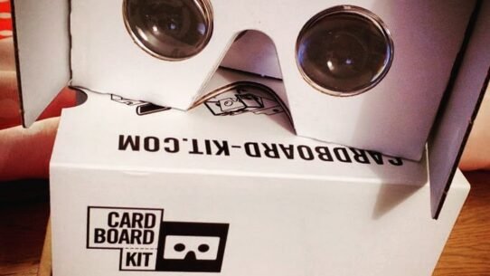 Vue d'un casque de réalité virtuelle en carton sur une table