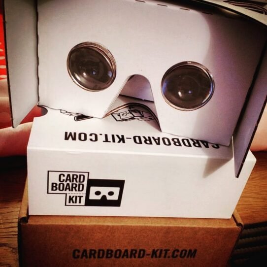 Vue d'un casque de réalité virtuelle en carton sur une table