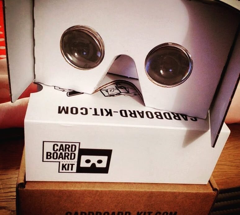 Vue d'un casque de réalité virtuelle en carton sur une table