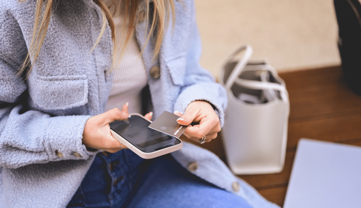 Femme utilisant un téléphone pour un paiement sans contact