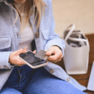 Femme utilisant un téléphone pour un paiement sans contact