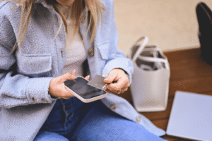 Femme utilisant un téléphone pour un paiement sans contact