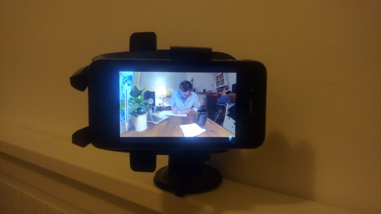 Smartphone filmant une personne travaillant à un bureau