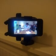 Smartphone filmant une personne travaillant à un bureau