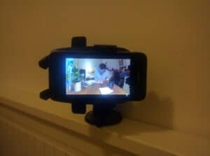 Smartphone filmant une personne travaillant à un bureau