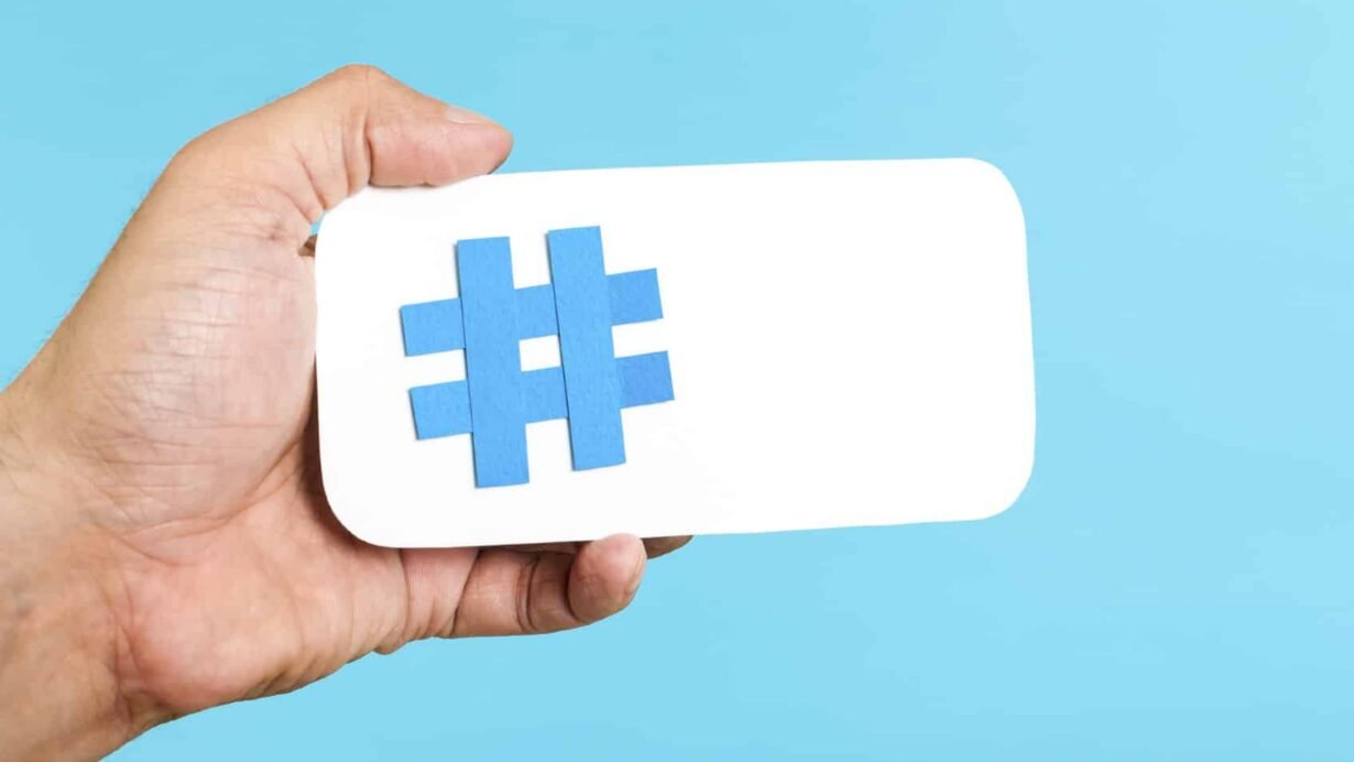 Main tenant une carte avec un symbole dièse bleu