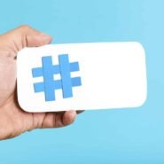 Main tenant une carte avec un symbole dièse bleu