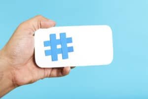 Main tenant une carte avec un symbole dièse bleu