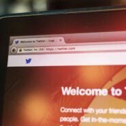 Page d'accueil de Twitter affichée sur l'écran d'un ordinateur