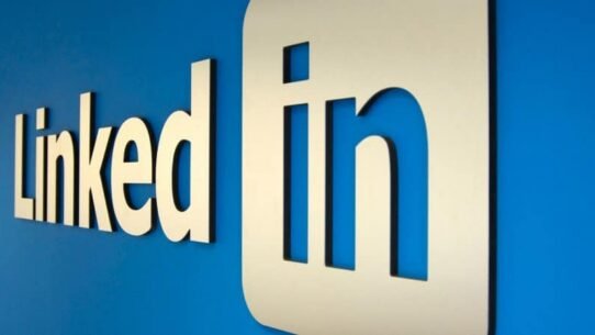 Logo LinkedIn sur un mur bleu
