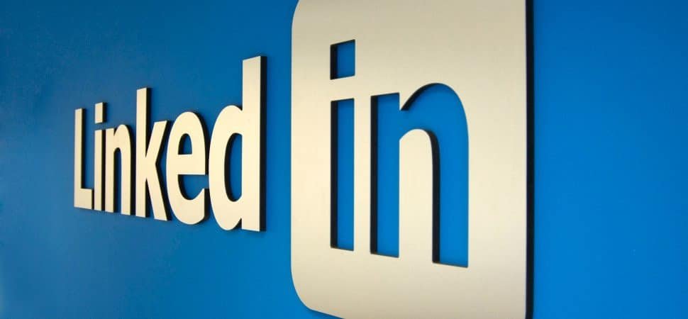 Logo LinkedIn sur un mur bleu