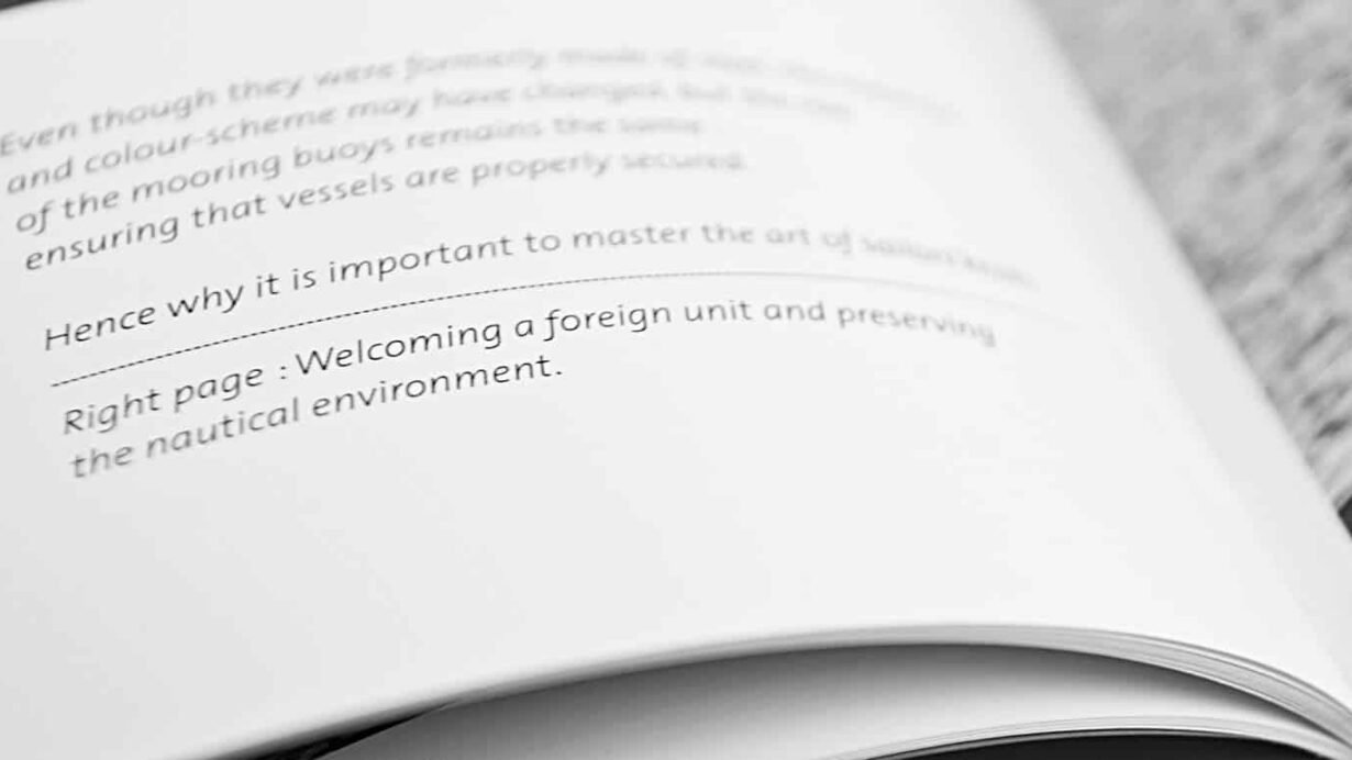 Pages d'un livre ouvert avec texte en anglais