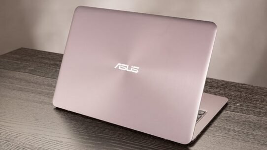 Ordinateur portable Asus fermé sur une table en bois