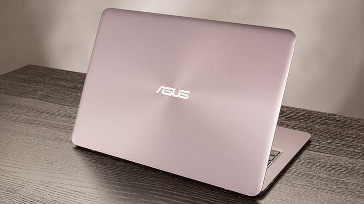 Ordinateur portable Asus fermé sur une table en bois