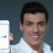 Homme montrant un smartphone avec l'application OnOff affichée à l'écran