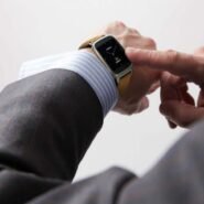 Homme en costume interagissant avec une montre connectée