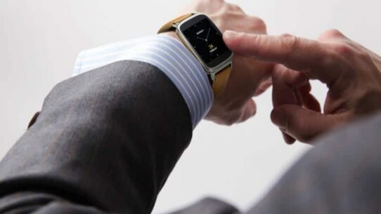 Homme en costume interagissant avec une montre connectée
