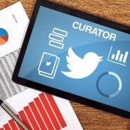 Tablette affichant des icônes de réseaux sociaux et graphiques