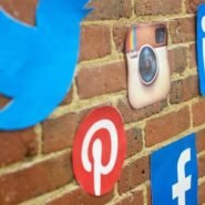 Logos de réseaux sociaux sur un mur de briques