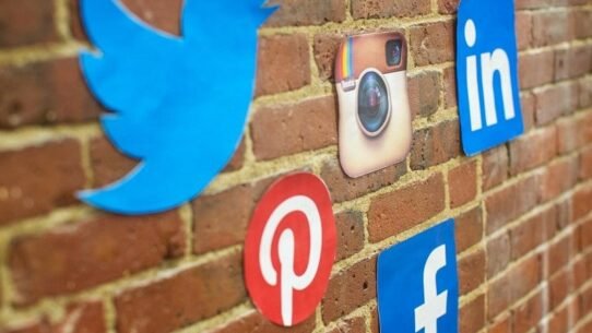 Logos de réseaux sociaux sur un mur de briques