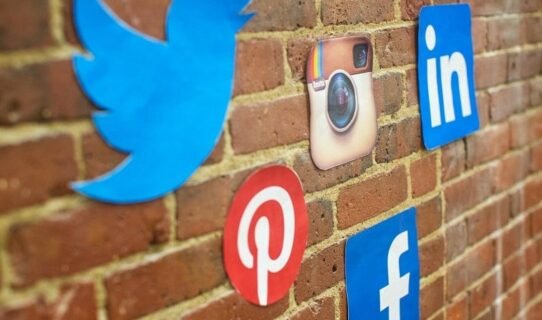 Logos de réseaux sociaux sur un mur de briques