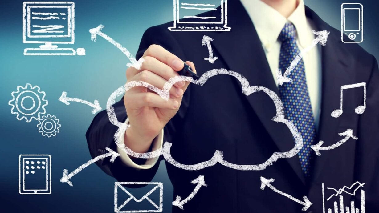 Homme dessinant un nuage connecté à divers appareils