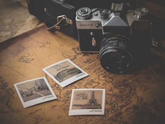 Appareil photo ancien avec photos souvenirs sur une carte