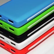 Empilement de batteries portables de différentes couleurs