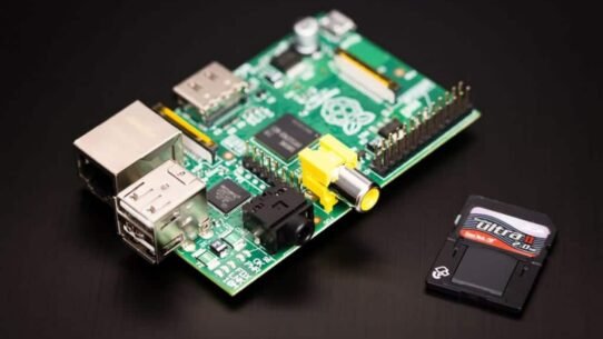 Carte mère Raspberry Pi et carte SD sur fond noir