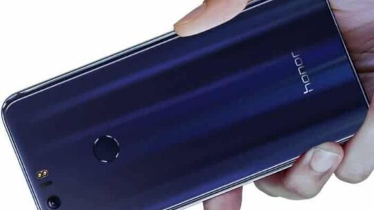 Smartphone bleu tenu en main, vue arrière